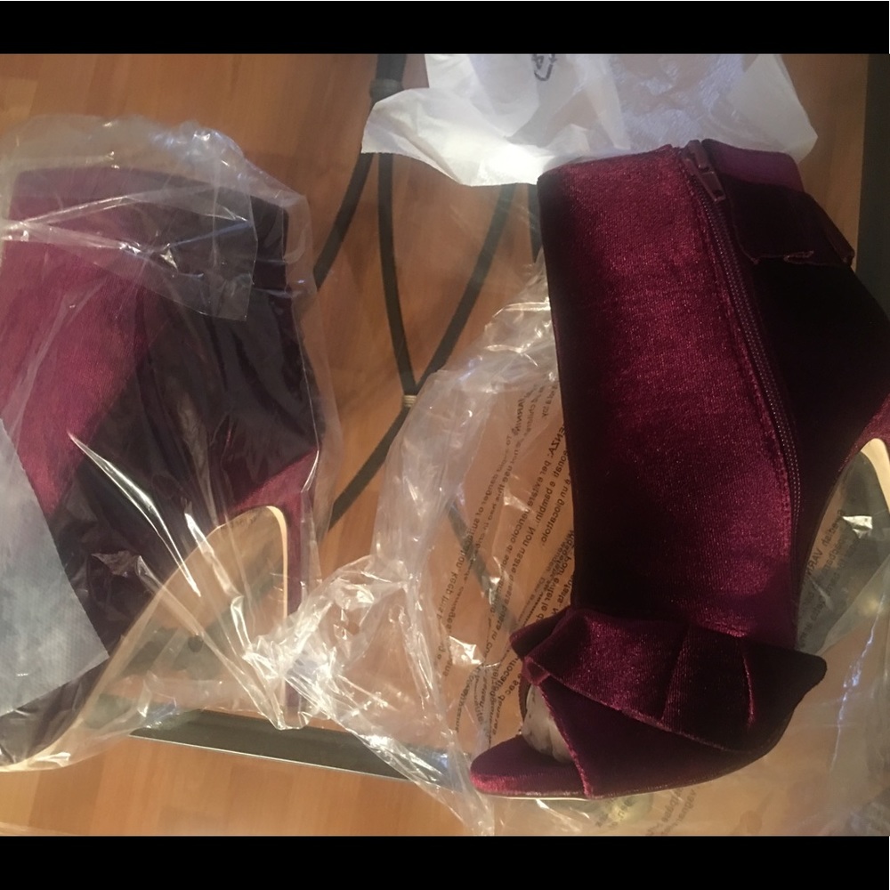 Bnwob Red Crshed Velvet open toed Booties